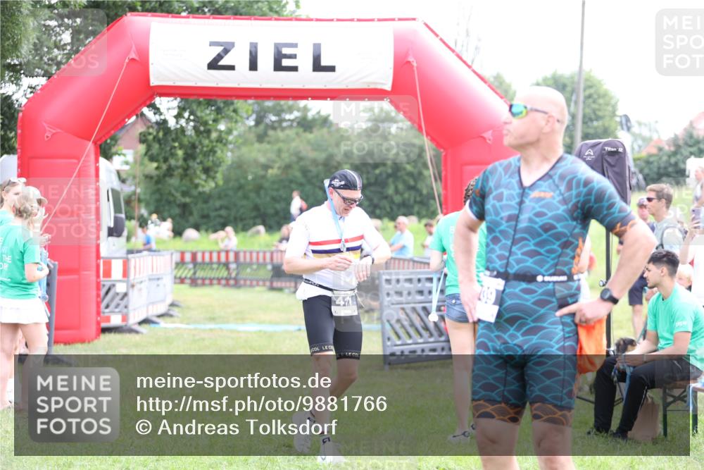 21.06.2026 - 29. Vierlanden-Triathlon Andreas Tolksdorf http://msf.ph/oto/9881766 21.06.2026 11:21:41 Ziel  meine-sportfotos.de