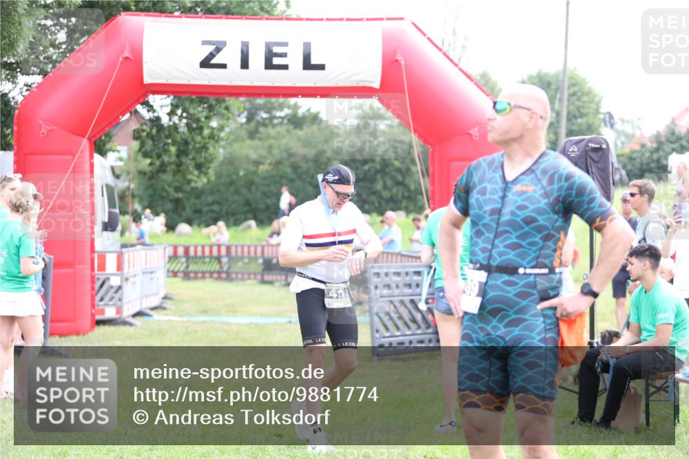 21.06.2026 - 29. Vierlanden-Triathlon Andreas Tolksdorf http://msf.ph/oto/9881774 21.06.2026 11:21:41 Ziel  meine-sportfotos.de