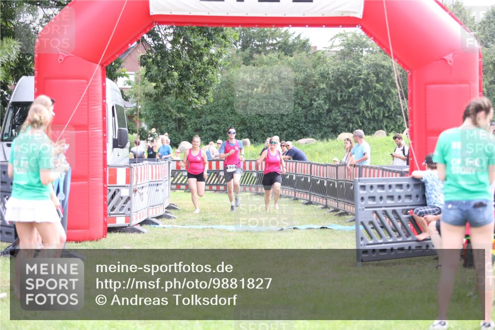 21.06.2026 - 29. Vierlanden-Triathlon Andreas Tolksdorf http://msf.ph/oto/9881827 21.06.2026 11:22:03 Ziel 417, 445, 620, 417, 445, 620 meine-sportfotos.de