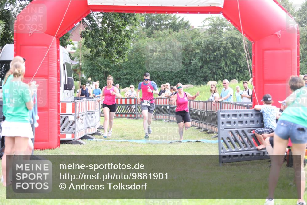 21.06.2026 - 29. Vierlanden-Triathlon Andreas Tolksdorf http://msf.ph/oto/9881901 21.06.2026 11:22:04 Ziel 417, 445, 620, 417, 445, 620 meine-sportfotos.de