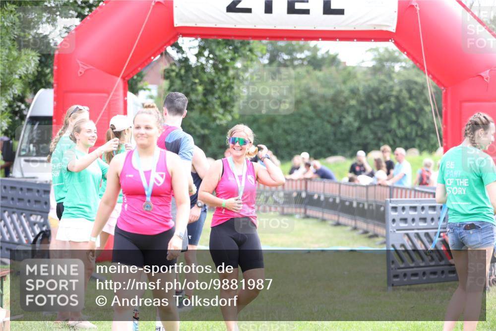 21.06.2026 - 29. Vierlanden-Triathlon Andreas Tolksdorf http://msf.ph/oto/9881987 21.06.2026 11:22:14 Ziel 417, 445, 417, 445 meine-sportfotos.de