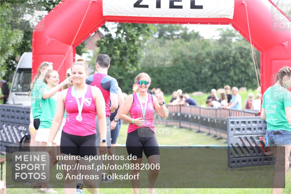 21.06.2026 - 29. Vierlanden-Triathlon Andreas Tolksdorf http://msf.ph/oto/9882006 21.06.2026 11:22:14 Ziel 417, 445, 417, 445 meine-sportfotos.de