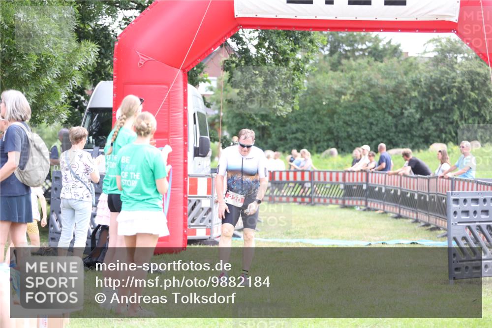 21.06.2026 - 29. Vierlanden-Triathlon Andreas Tolksdorf http://msf.ph/oto/9882184 21.06.2026 11:22:30 Ziel 220, 220 meine-sportfotos.de
