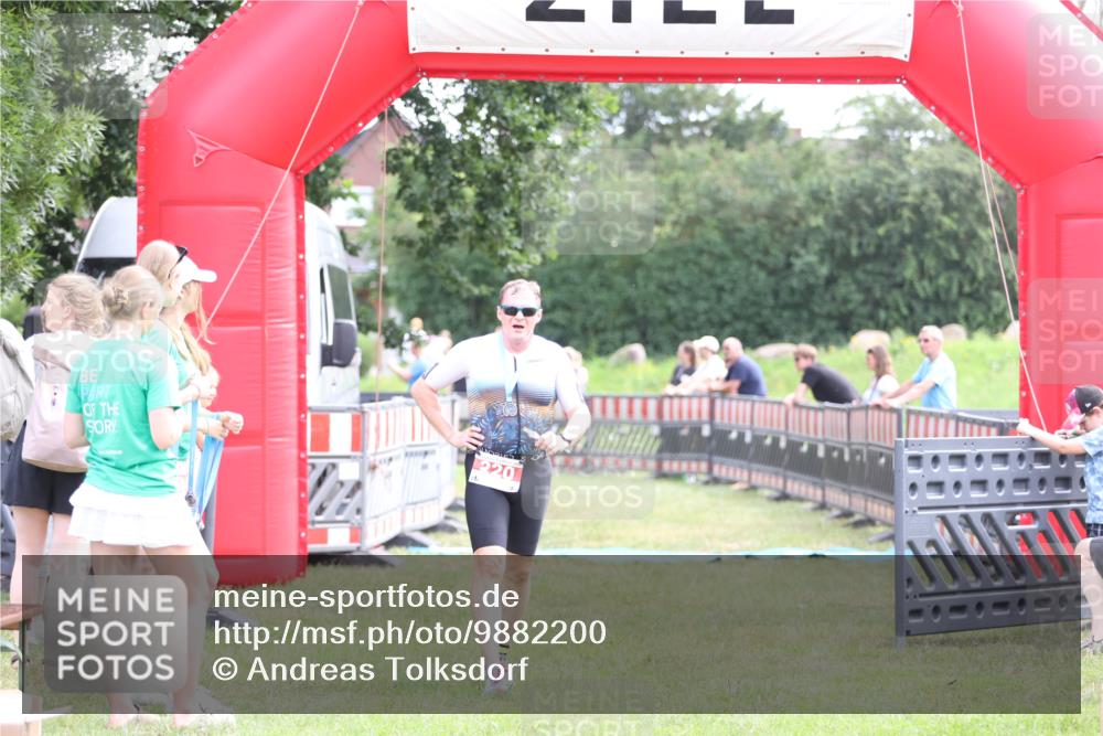 21.06.2026 - 29. Vierlanden-Triathlon Andreas Tolksdorf http://msf.ph/oto/9882200 21.06.2026 11:22:37 Ziel  meine-sportfotos.de
