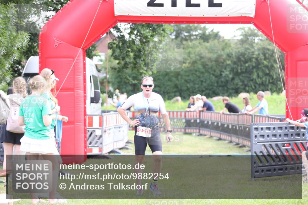 21.06.2026 - 29. Vierlanden-Triathlon Andreas Tolksdorf http://msf.ph/oto/9882254 21.06.2026 11:22:37 Ziel  meine-sportfotos.de