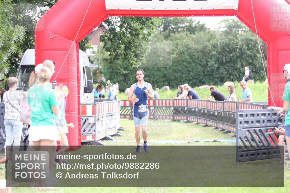 21.06.2026 - 29. Vierlanden-Triathlon Andreas Tolksdorf http://msf.ph/oto/9882286 21.06.2026 11:22:50 Ziel 448, 448 meine-sportfotos.de