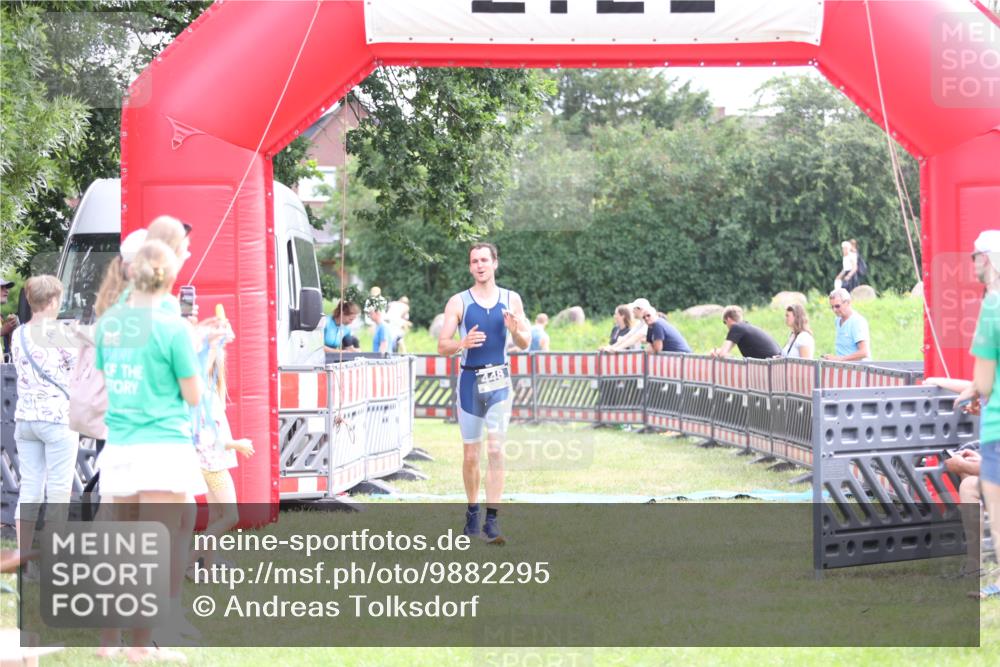 21.06.2026 - 29. Vierlanden-Triathlon Andreas Tolksdorf http://msf.ph/oto/9882295 21.06.2026 11:22:50 Ziel 448, 448 meine-sportfotos.de