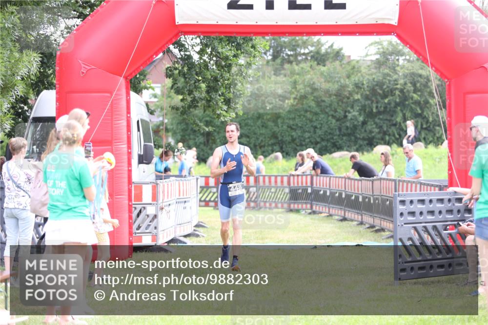 21.06.2026 - 29. Vierlanden-Triathlon Andreas Tolksdorf http://msf.ph/oto/9882303 21.06.2026 11:22:50 Ziel 448, 448 meine-sportfotos.de