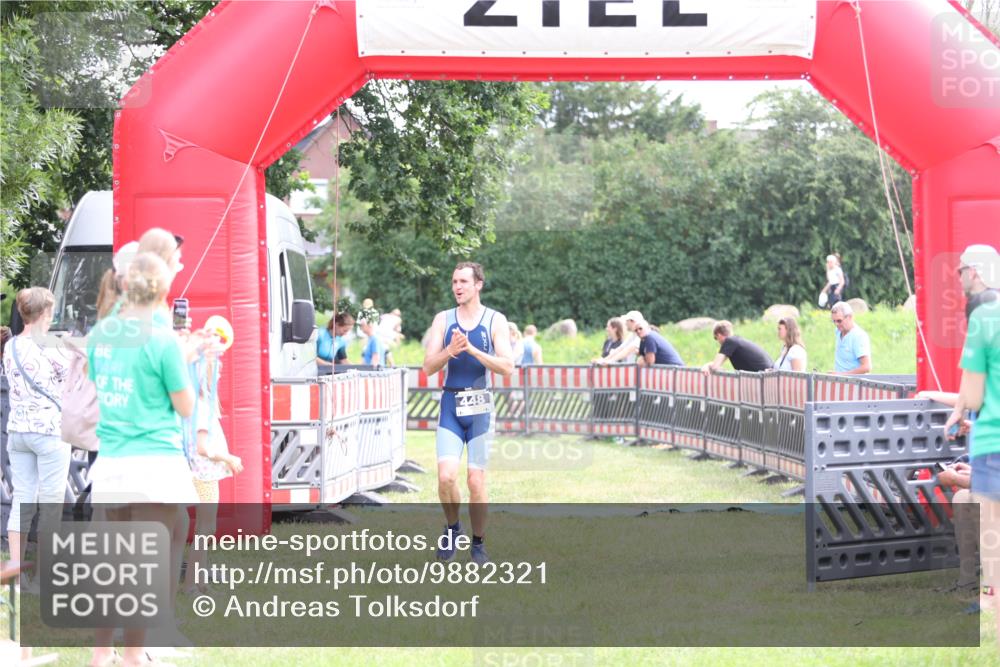 21.06.2026 - 29. Vierlanden-Triathlon Andreas Tolksdorf http://msf.ph/oto/9882321 21.06.2026 11:22:50 Ziel 448, 448 meine-sportfotos.de