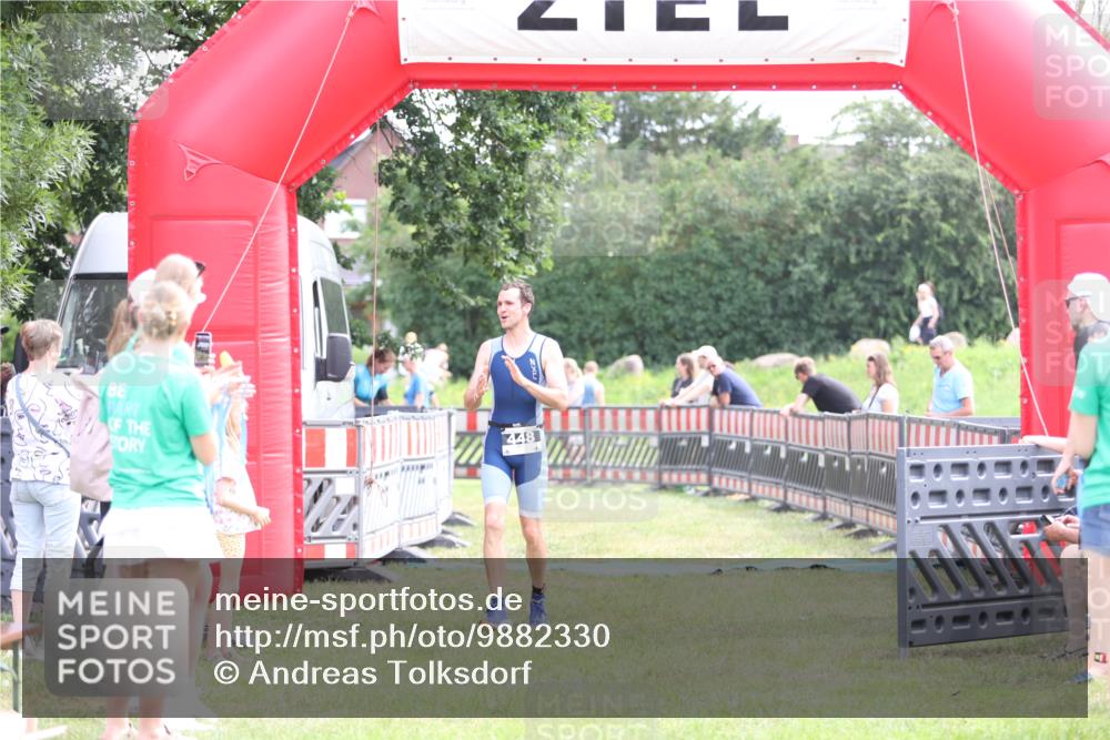 21.06.2026 - 29. Vierlanden-Triathlon Andreas Tolksdorf http://msf.ph/oto/9882330 21.06.2026 11:22:50 Ziel 448, 448 meine-sportfotos.de