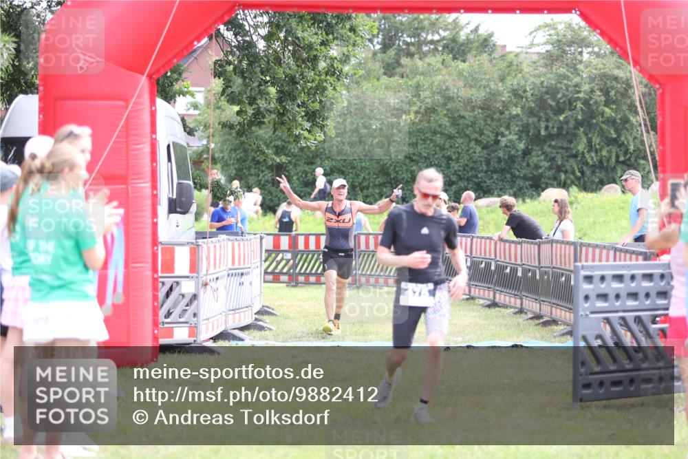 21.06.2026 - 29. Vierlanden-Triathlon Andreas Tolksdorf http://msf.ph/oto/9882412 21.06.2026 11:23:05 Ziel 443, 471, 475, 443, 471, 475 meine-sportfotos.de