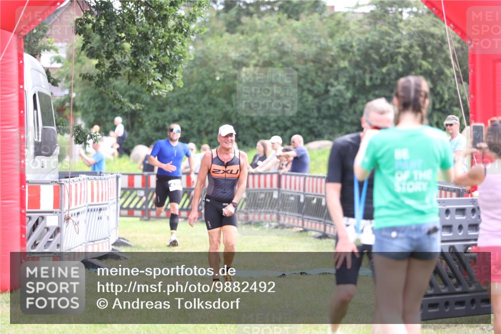 21.06.2026 - 29. Vierlanden-Triathlon Andreas Tolksdorf http://msf.ph/oto/9882492 21.06.2026 11:23:08 Ziel 443, 471, 475, 443, 471, 475 meine-sportfotos.de