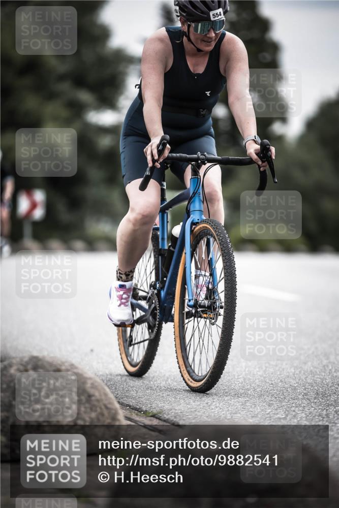 21.06.2026 - 29. Vierlanden-Triathlon H.Heesch http://msf.ph/oto/9882541 21.06.2026 10:34:37 Radfahren 92, 166, 178, 350, 363, 414, 554, 560 meine-sportfotos.de