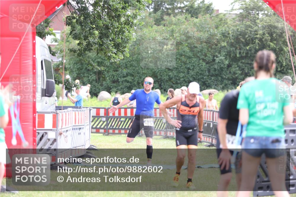 21.06.2026 - 29. Vierlanden-Triathlon Andreas Tolksdorf http://msf.ph/oto/9882602 21.06.2026 11:23:09 Ziel 443, 471, 443, 471 meine-sportfotos.de