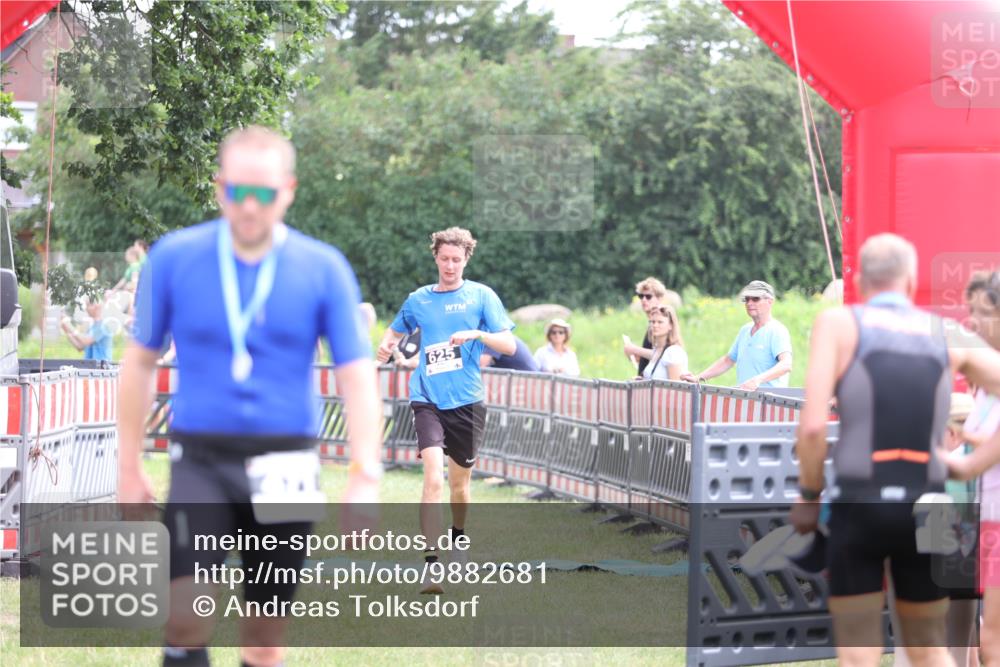 21.06.2026 - 29. Vierlanden-Triathlon Andreas Tolksdorf http://msf.ph/oto/9882681 21.06.2026 11:23:21 Ziel 625, 625 meine-sportfotos.de