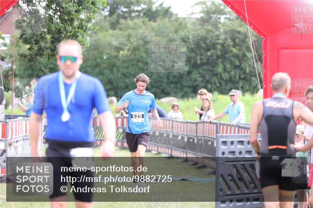 21.06.2026 - 29. Vierlanden-Triathlon Andreas Tolksdorf http://msf.ph/oto/9882725 21.06.2026 11:23:21 Ziel 625, 625 meine-sportfotos.de