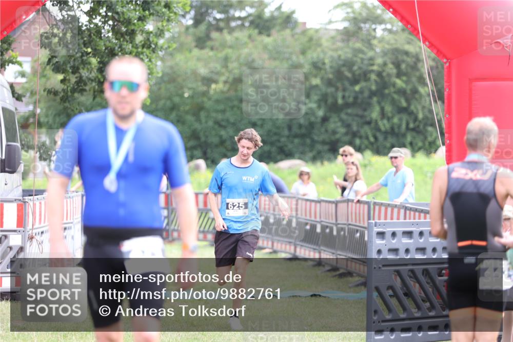 21.06.2026 - 29. Vierlanden-Triathlon Andreas Tolksdorf http://msf.ph/oto/9882761 21.06.2026 11:23:21 Ziel 625, 625 meine-sportfotos.de