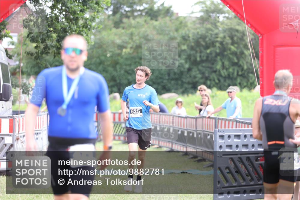 21.06.2026 - 29. Vierlanden-Triathlon Andreas Tolksdorf http://msf.ph/oto/9882781 21.06.2026 11:23:21 Ziel 625, 625 meine-sportfotos.de