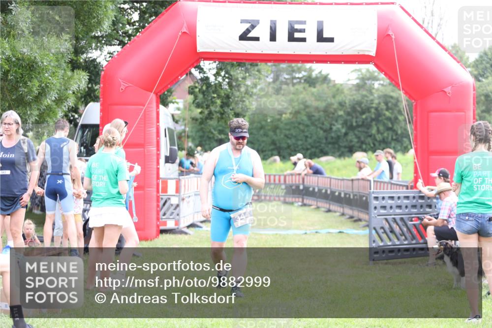 21.06.2026 - 29. Vierlanden-Triathlon Andreas Tolksdorf http://msf.ph/oto/9882999 21.06.2026 11:24:18 Ziel  meine-sportfotos.de