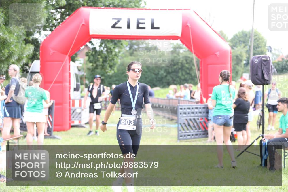 21.06.2026 - 29. Vierlanden-Triathlon Andreas Tolksdorf http://msf.ph/oto/9883579 21.06.2026 11:26:04 Ziel 477, 562, 477, 562 meine-sportfotos.de