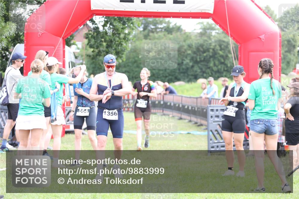 21.06.2026 - 29. Vierlanden-Triathlon Andreas Tolksdorf http://msf.ph/oto/9883999 21.06.2026 11:26:44 Ziel 526, 536, 526, 536 meine-sportfotos.de