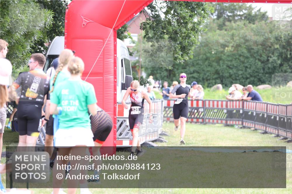 21.06.2026 - 29. Vierlanden-Triathlon Andreas Tolksdorf http://msf.ph/oto/9884123 21.06.2026 11:26:56 Ziel 480, 526, 480, 526 meine-sportfotos.de