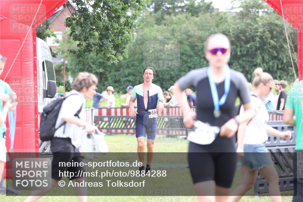 21.06.2026 - 29. Vierlanden-Triathlon Andreas Tolksdorf http://msf.ph/oto/9884288 21.06.2026 11:27:09 Ziel 353, 353 meine-sportfotos.de