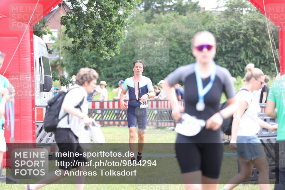 21.06.2026 - 29. Vierlanden-Triathlon Andreas Tolksdorf http://msf.ph/oto/9884294 21.06.2026 11:27:09 Ziel 353, 353 meine-sportfotos.de
