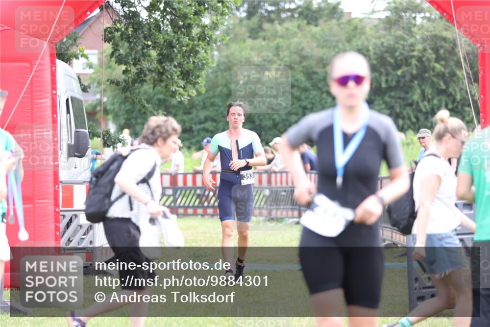 21.06.2026 - 29. Vierlanden-Triathlon Andreas Tolksdorf http://msf.ph/oto/9884301 21.06.2026 11:27:09 Ziel 353, 353 meine-sportfotos.de