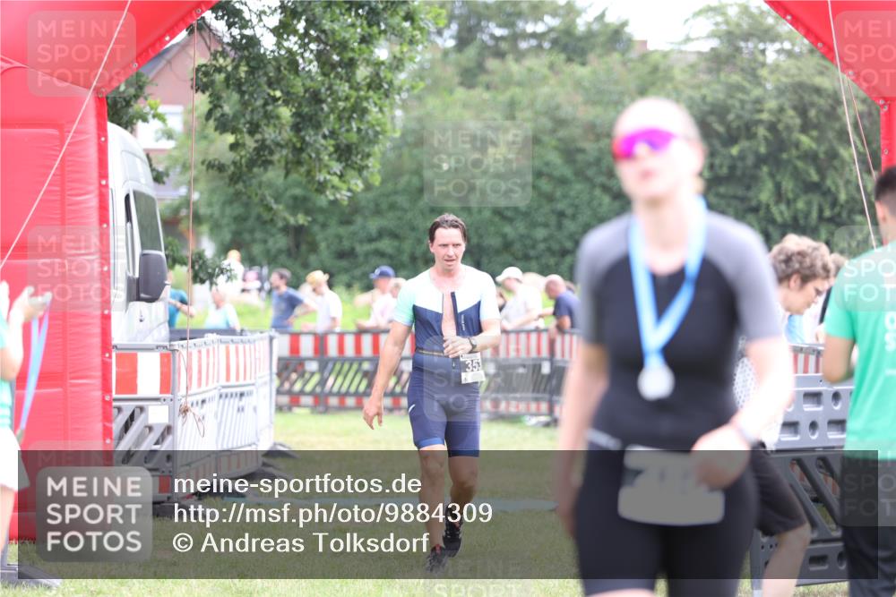 21.06.2026 - 29. Vierlanden-Triathlon Andreas Tolksdorf http://msf.ph/oto/9884309 21.06.2026 11:27:10 Ziel 353, 353 meine-sportfotos.de