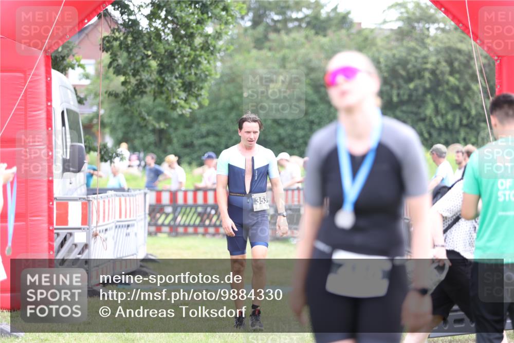 21.06.2026 - 29. Vierlanden-Triathlon Andreas Tolksdorf http://msf.ph/oto/9884330 21.06.2026 11:27:10 Ziel 353, 353 meine-sportfotos.de