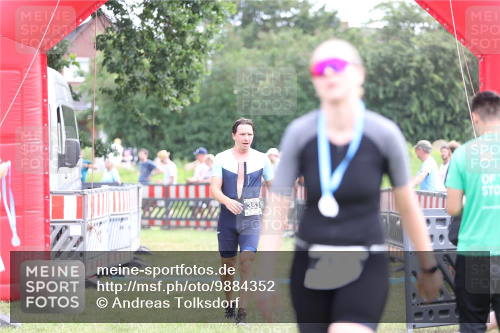 21.06.2026 - 29. Vierlanden-Triathlon Andreas Tolksdorf http://msf.ph/oto/9884352 21.06.2026 11:27:10 Ziel 353, 353 meine-sportfotos.de