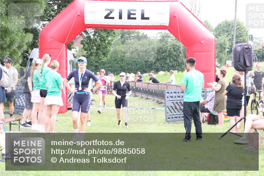 21.06.2026 - 29. Vierlanden-Triathlon Andreas Tolksdorf http://msf.ph/oto/9885058 21.06.2026 11:28:19 Ziel 599, 600, 602, 599, 600, 602 meine-sportfotos.de