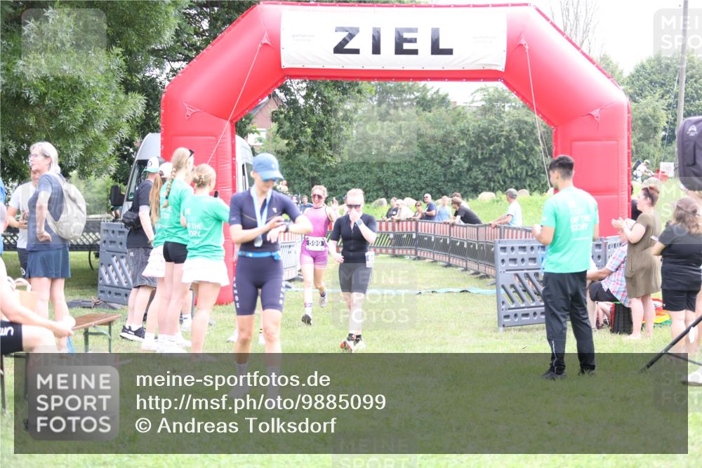 21.06.2026 - 29. Vierlanden-Triathlon Andreas Tolksdorf http://msf.ph/oto/9885099 21.06.2026 11:28:20 Ziel 599, 600, 599, 600 meine-sportfotos.de