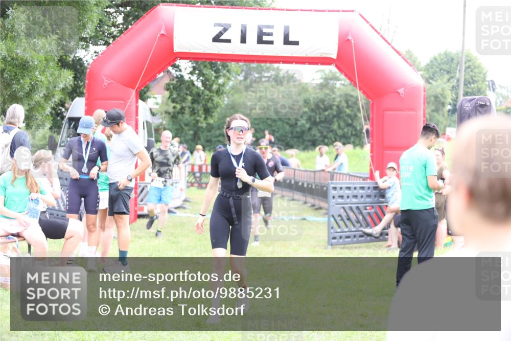 21.06.2026 - 29. Vierlanden-Triathlon Andreas Tolksdorf http://msf.ph/oto/9885231 21.06.2026 11:29:01 Ziel 435, 444, 435, 444 meine-sportfotos.de