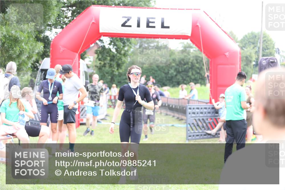 21.06.2026 - 29. Vierlanden-Triathlon Andreas Tolksdorf http://msf.ph/oto/9885241 21.06.2026 11:29:01 Ziel 435, 444, 435, 444 meine-sportfotos.de