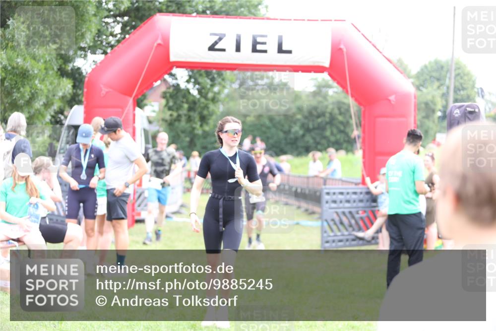 21.06.2026 - 29. Vierlanden-Triathlon Andreas Tolksdorf http://msf.ph/oto/9885245 21.06.2026 11:29:01 Ziel 435, 444, 435, 444 meine-sportfotos.de