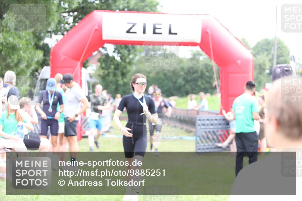21.06.2026 - 29. Vierlanden-Triathlon Andreas Tolksdorf http://msf.ph/oto/9885251 21.06.2026 11:29:01 Ziel 435, 444, 435, 444 meine-sportfotos.de