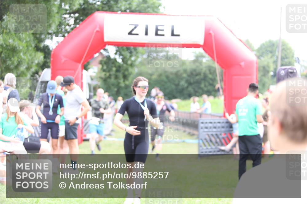 21.06.2026 - 29. Vierlanden-Triathlon Andreas Tolksdorf http://msf.ph/oto/9885257 21.06.2026 11:29:01 Ziel 435, 444, 435, 444 meine-sportfotos.de