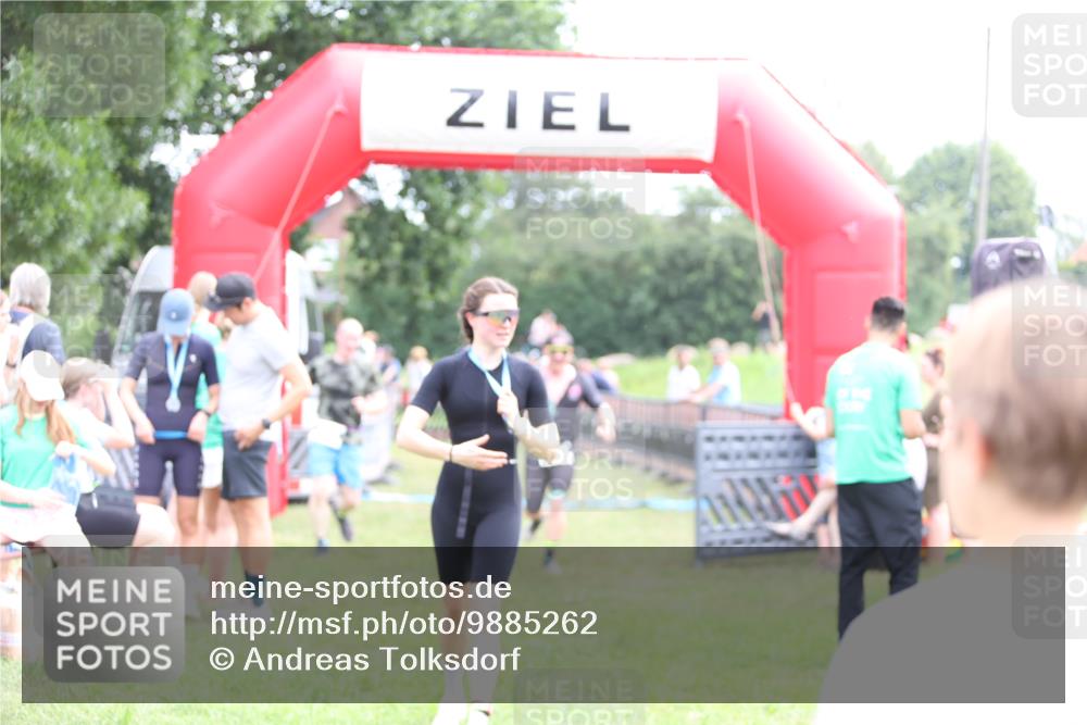 21.06.2026 - 29. Vierlanden-Triathlon Andreas Tolksdorf http://msf.ph/oto/9885262 21.06.2026 11:29:01 Ziel 435, 444, 435, 444 meine-sportfotos.de
