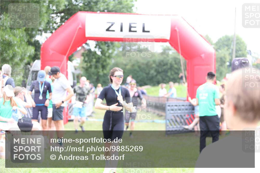 21.06.2026 - 29. Vierlanden-Triathlon Andreas Tolksdorf http://msf.ph/oto/9885269 21.06.2026 11:29:01 Ziel 435, 444, 435, 444 meine-sportfotos.de