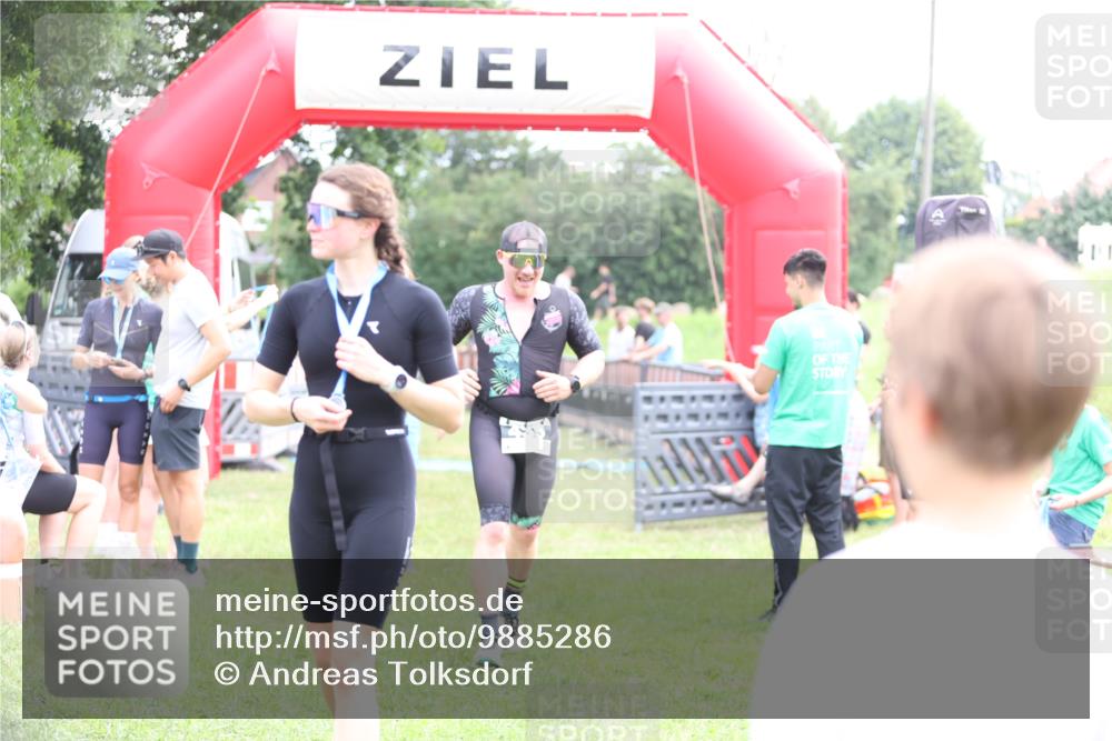 21.06.2026 - 29. Vierlanden-Triathlon Andreas Tolksdorf http://msf.ph/oto/9885286 21.06.2026 11:29:03 Ziel 435, 444, 435, 444 meine-sportfotos.de