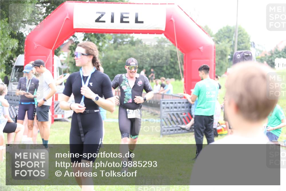21.06.2026 - 29. Vierlanden-Triathlon Andreas Tolksdorf http://msf.ph/oto/9885293 21.06.2026 11:29:03 Ziel 435, 444, 435, 444 meine-sportfotos.de