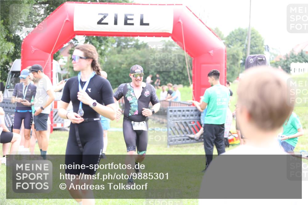 21.06.2026 - 29. Vierlanden-Triathlon Andreas Tolksdorf http://msf.ph/oto/9885301 21.06.2026 11:29:03 Ziel 435, 444, 435, 444 meine-sportfotos.de