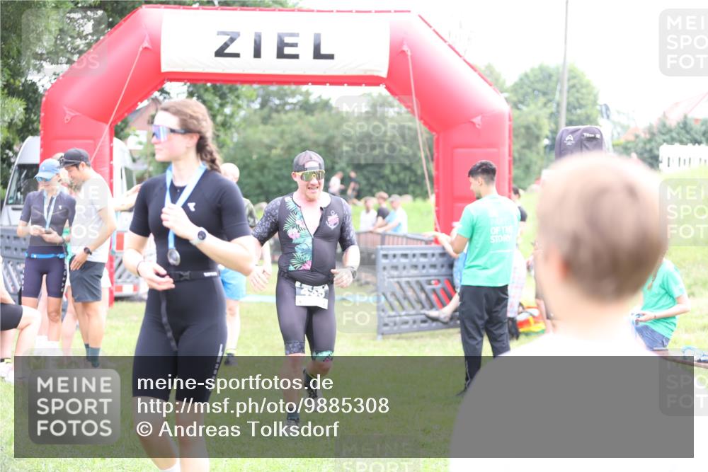 21.06.2026 - 29. Vierlanden-Triathlon Andreas Tolksdorf http://msf.ph/oto/9885308 21.06.2026 11:29:03 Ziel 435, 444, 435, 444 meine-sportfotos.de