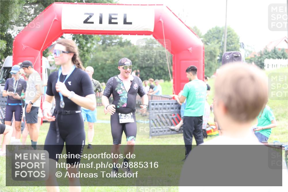 21.06.2026 - 29. Vierlanden-Triathlon Andreas Tolksdorf http://msf.ph/oto/9885316 21.06.2026 11:29:03 Ziel 435, 444, 435, 444 meine-sportfotos.de