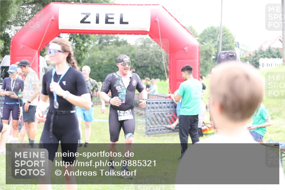 21.06.2026 - 29. Vierlanden-Triathlon Andreas Tolksdorf http://msf.ph/oto/9885321 21.06.2026 11:29:04 Ziel 435, 444, 435, 444 meine-sportfotos.de