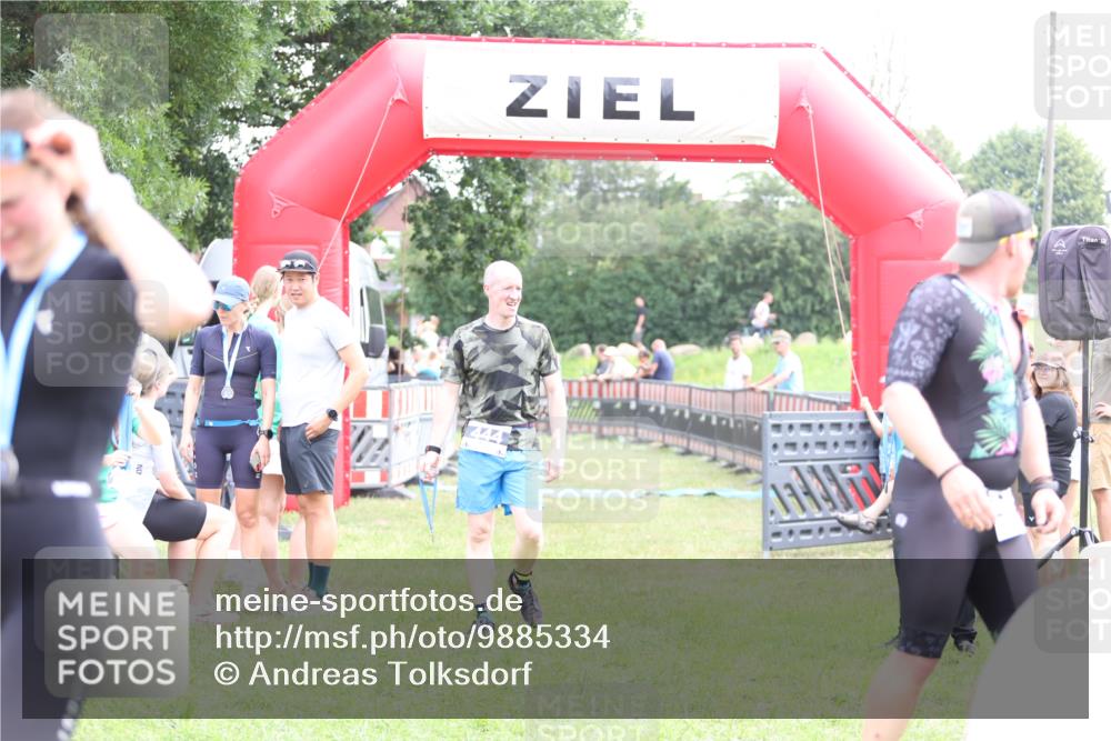 21.06.2026 - 29. Vierlanden-Triathlon Andreas Tolksdorf http://msf.ph/oto/9885334 21.06.2026 11:29:05 Ziel  meine-sportfotos.de