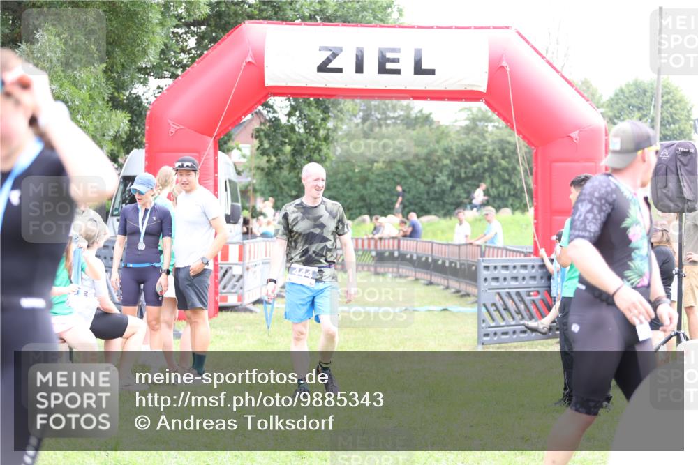 21.06.2026 - 29. Vierlanden-Triathlon Andreas Tolksdorf http://msf.ph/oto/9885343 21.06.2026 11:29:05 Ziel  meine-sportfotos.de