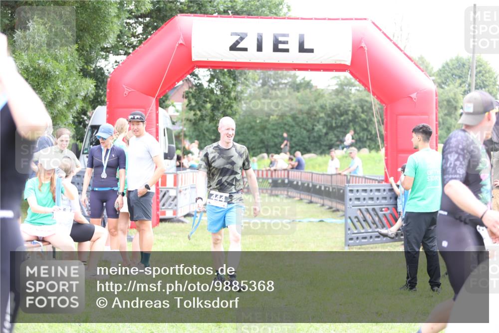 21.06.2026 - 29. Vierlanden-Triathlon Andreas Tolksdorf http://msf.ph/oto/9885368 21.06.2026 11:29:05 Ziel  meine-sportfotos.de
